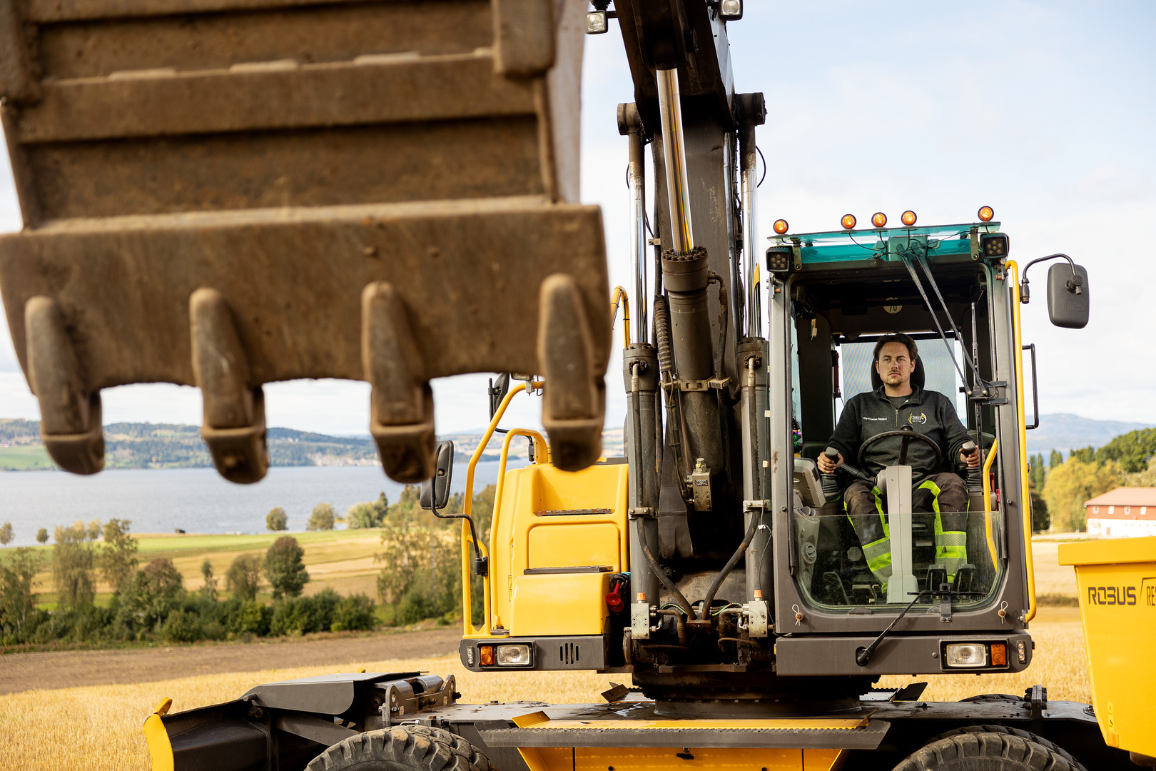 Ole-Kristian Søgard sitter i en gravemaskin