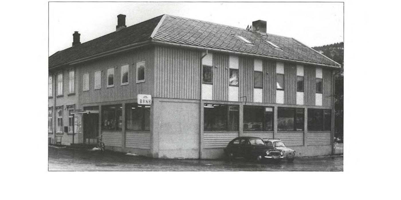 Bilde av fasaden på det gamle bankbygget i Hegra