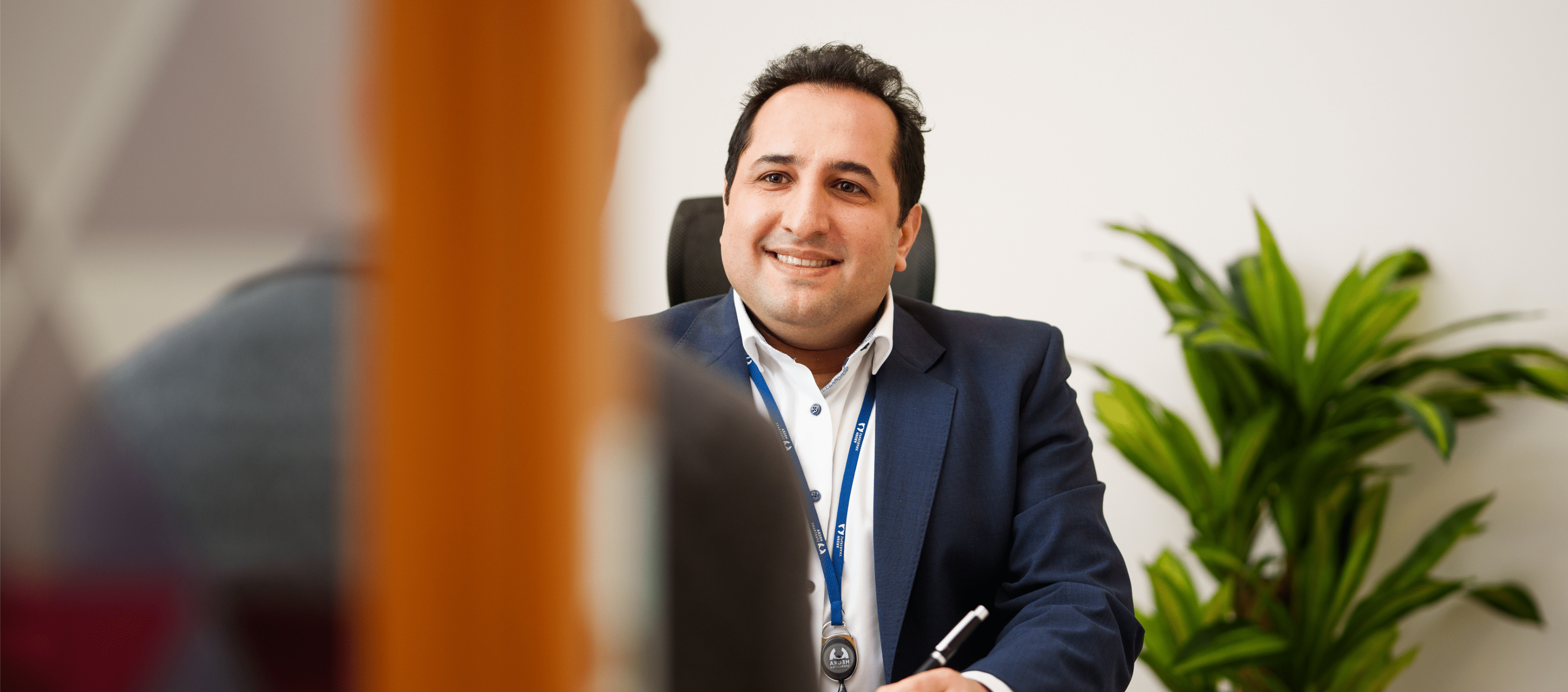 David Smith i forsikringsmøte med kunde