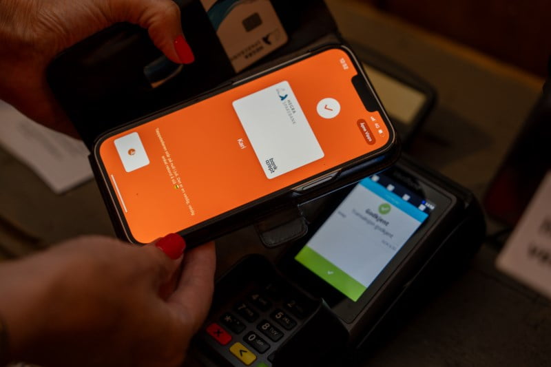 En telefonskjerm som har betalt for Vipps på en bankterminal