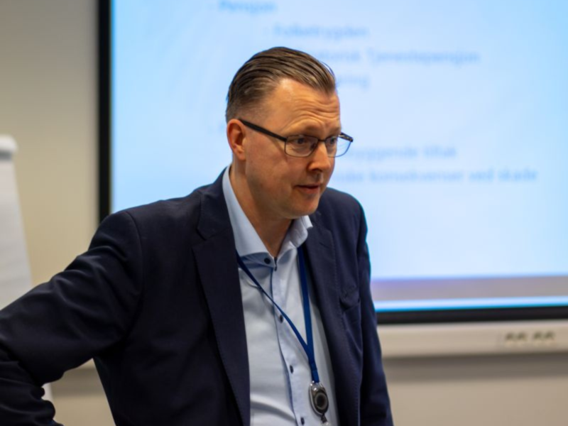 Geir Fjellås, forsikring- og pensjonsrådgiver i Hegra Sparebank holder et møte for ansatte i en partnerbedrift. Her forteller han om innholdet av avtalen.