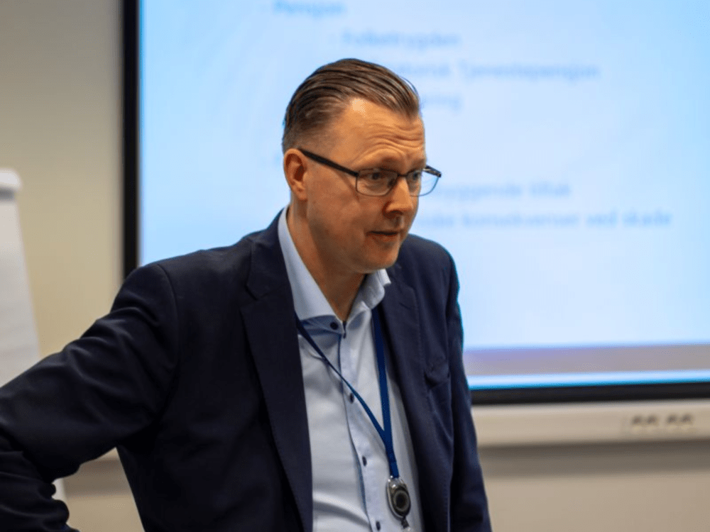 Geir Fjellås, forsikring- og pensjonsrådgiver i Hegra Sparebank holder et møte for ansatte i en partnerbedrift. Her forteller han om innholdet av avtalen.