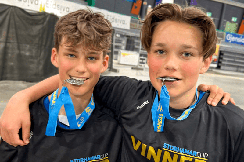 Sverre og William på Cup med medalje i munnen