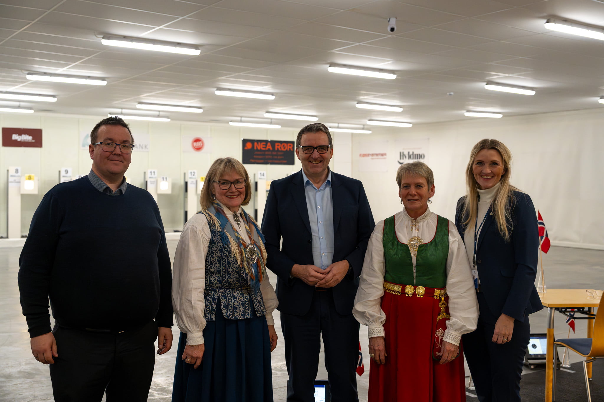 Representanter fra Hegra Sparebank og skytterlagene under åpningen