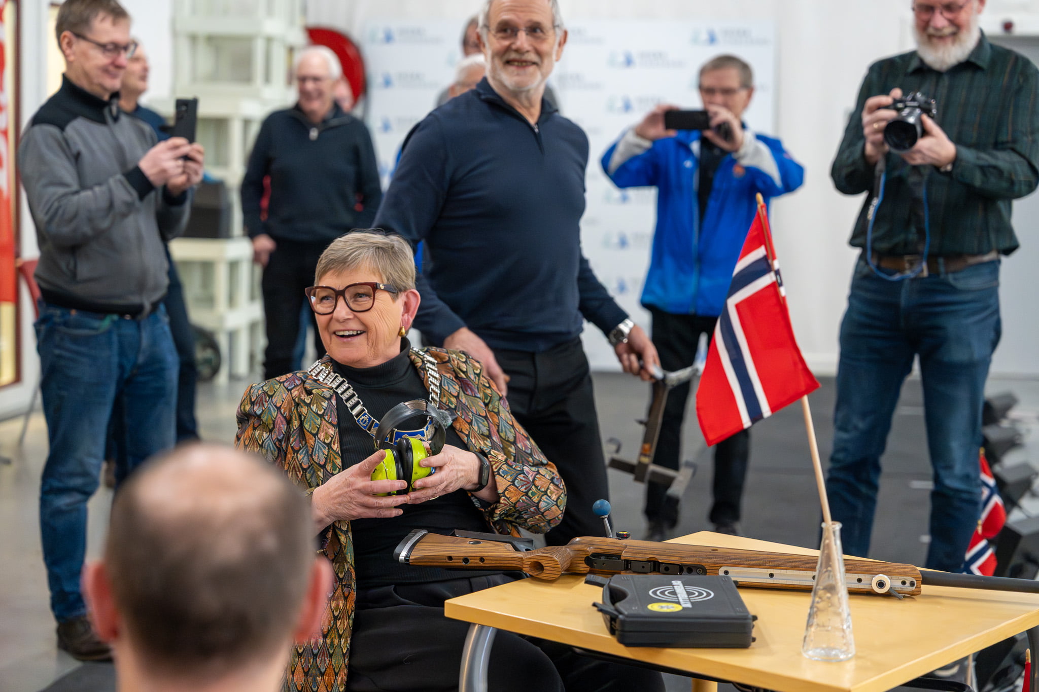 Ordfører Eli Arnstad klipper snora under åpningen av Hegra Sparebank Skytehall