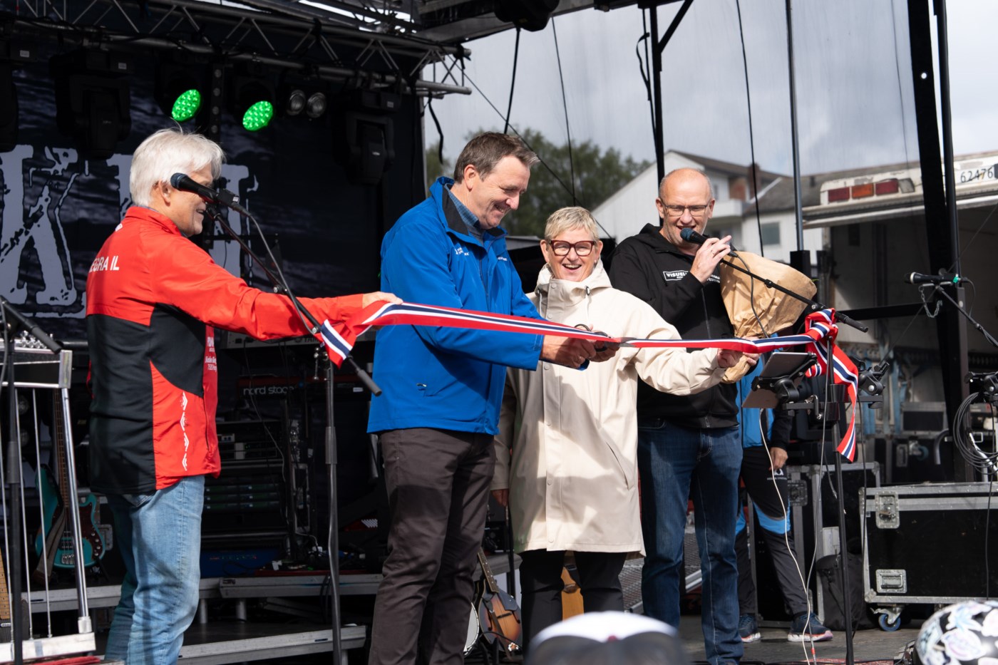 Arne Martin Laukvik klipper snora for å markere Tufteparken på Hegra Sparebank Arena for åpnet, sammen med Eli Arnstad.