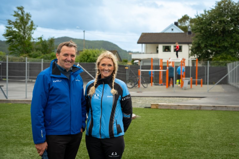 Arne Martin Laukvik og Kari Marie Løkholm foran den nye Tufteparken på Hegra Sparebank Arena