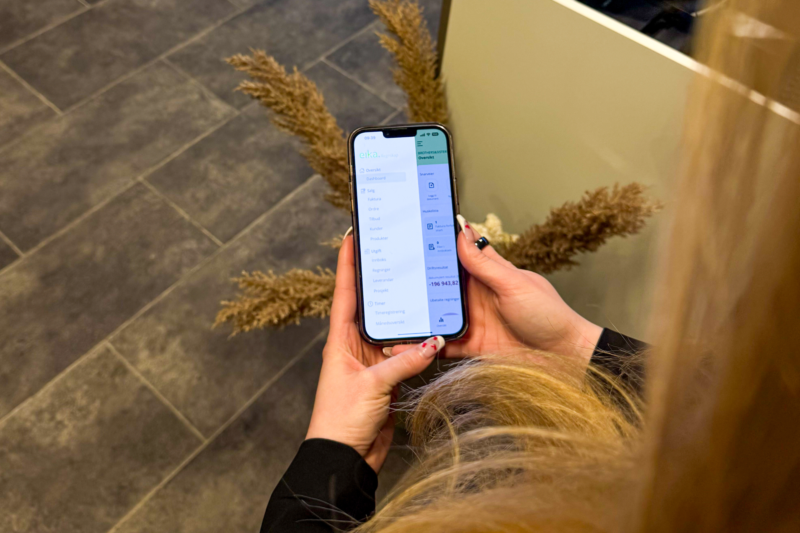 En kunde benytter seg av mobilappen til Eika Regnskap. Vi ser dashbordet til appen.