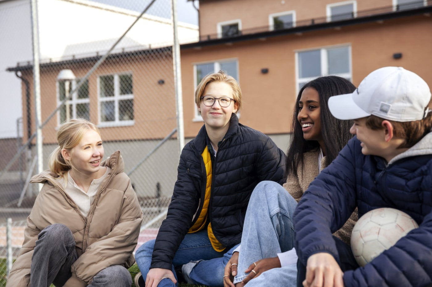 En gjeng med ungdommer utenfor skolen