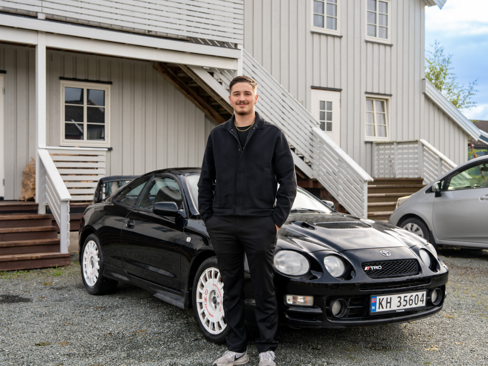 Ung boligkjøper på terrassen forteller om finansieringsbevis og skjulte kostnader ved boligkjøp, som dokumentavgift og tinglysningsgebyr