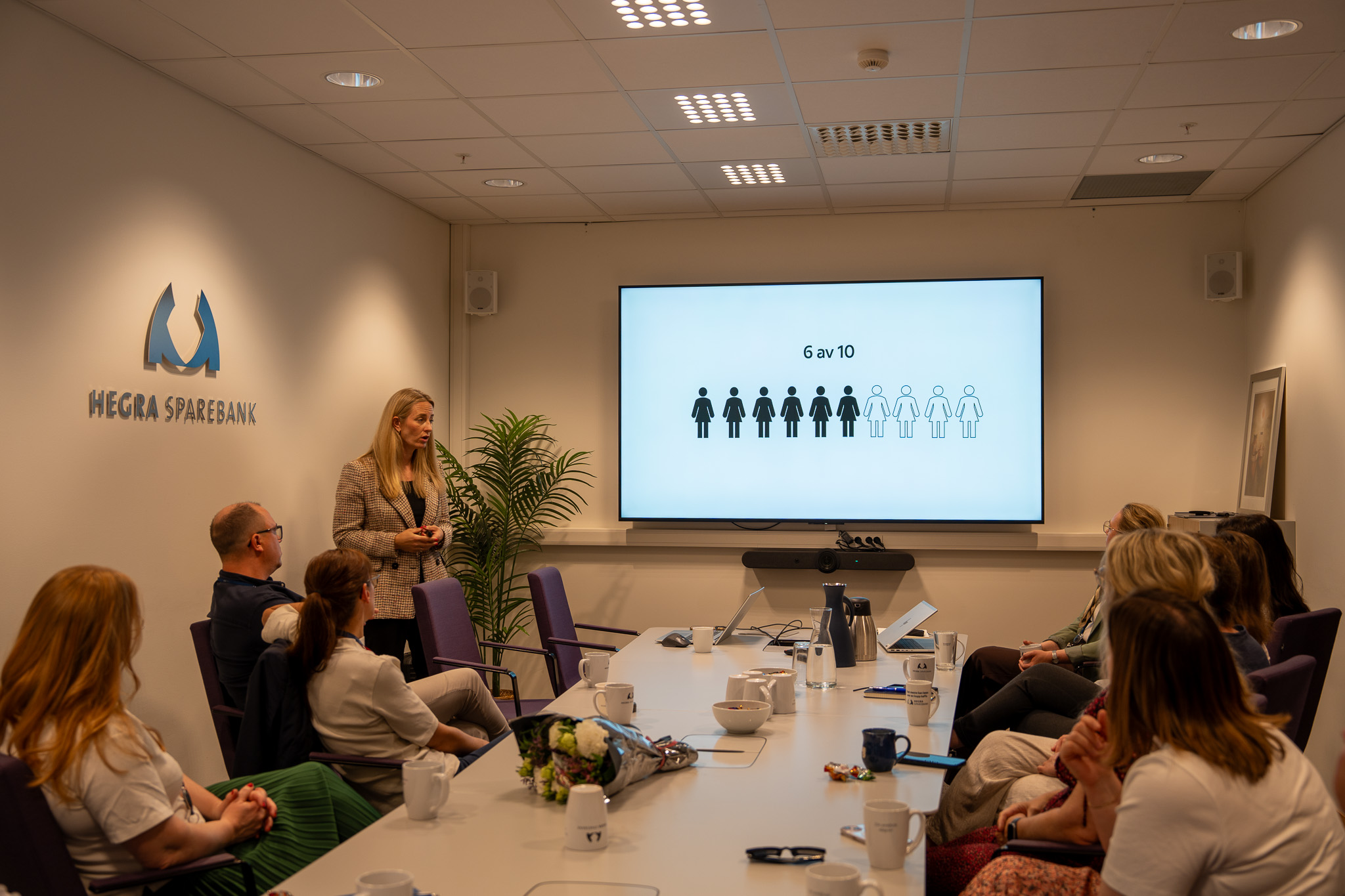 Erika snakker til en rekke rådgivere i Hegra SParebank om EPK