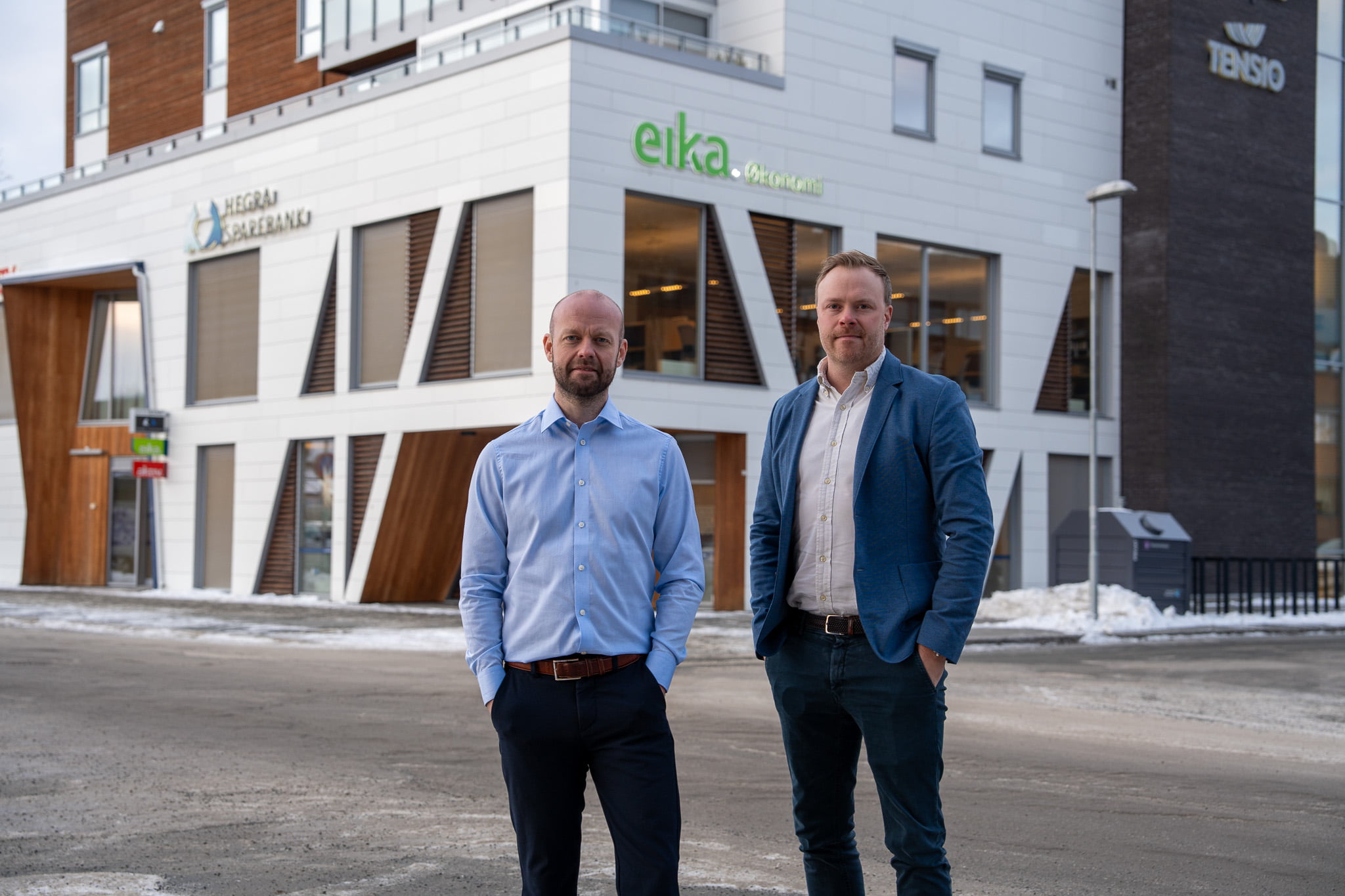Hallvard Brandseth og Magnus Jensen står utenfor Finanshuset Hegra Sparebank på Stjørdal