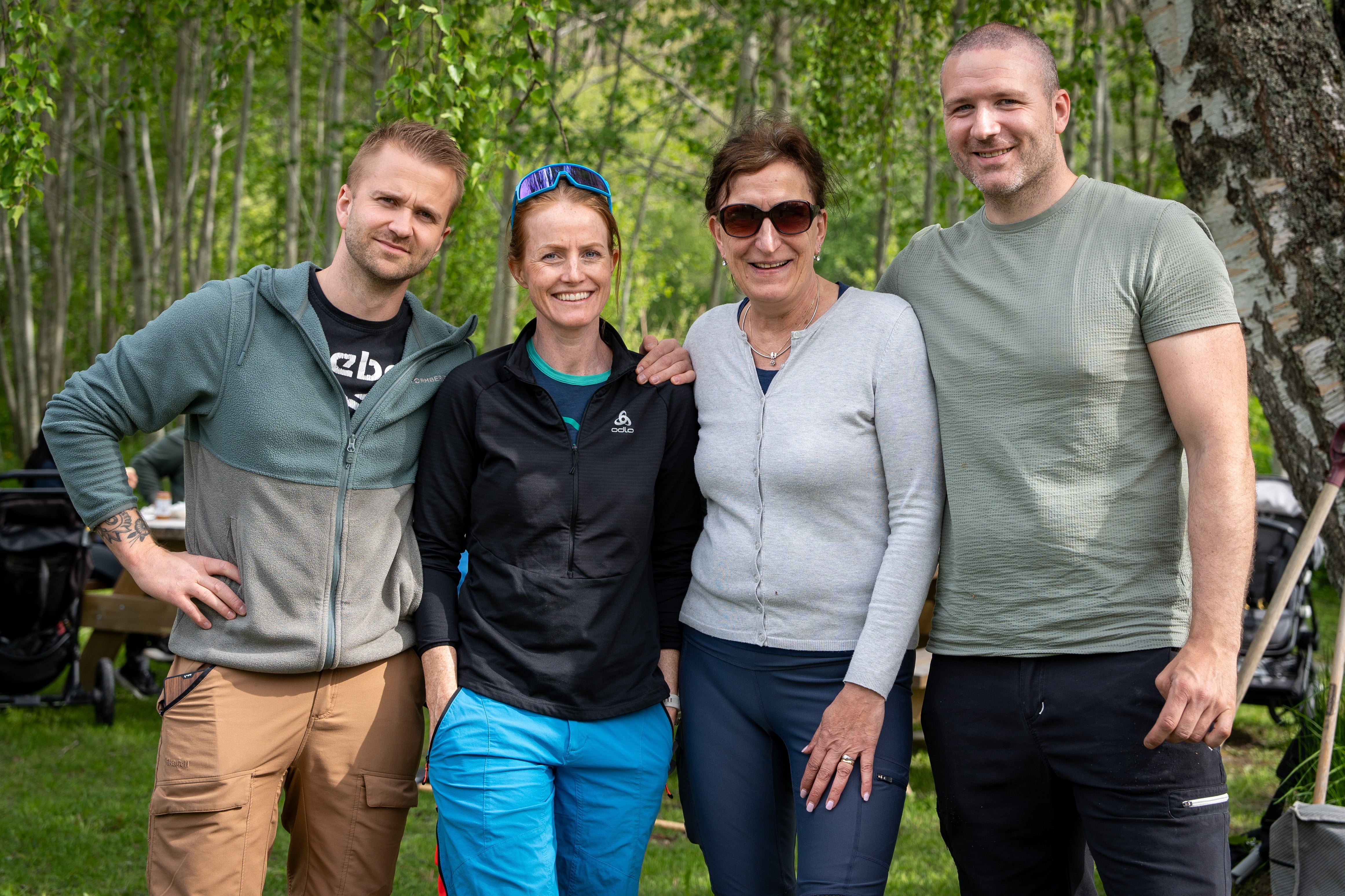 Mennesker står sammen og smiler fordi de fikk gave og prosjektmidlene fra Hegra SParebank som gjør at de kan lage en skotthyllbane på Prestmoen