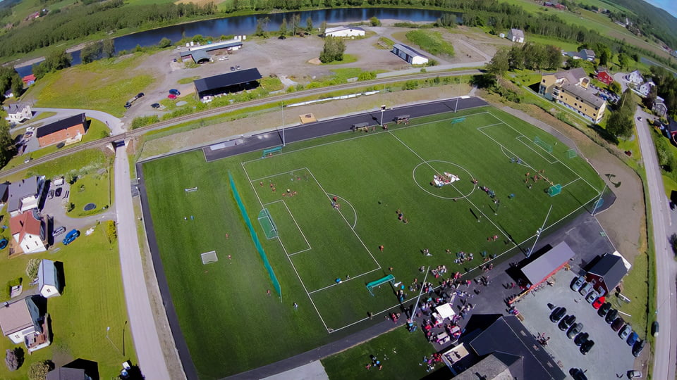 Flyfoto av Hegra Sparebank Arena, stadio til Hegra IL i Hegra
