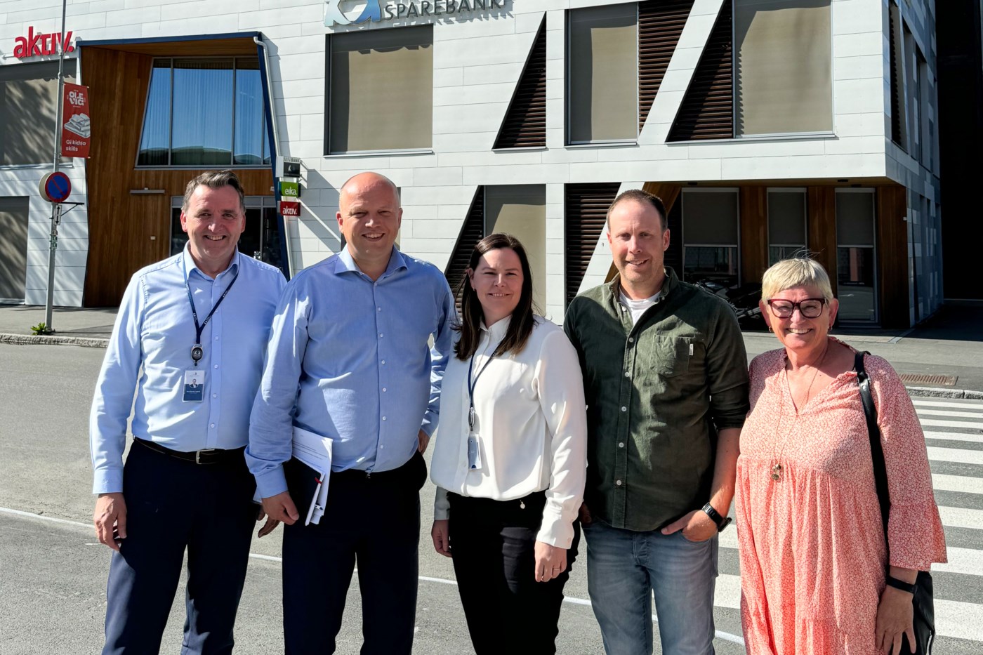 Finansministeren og følge foran Hegra Sparebank