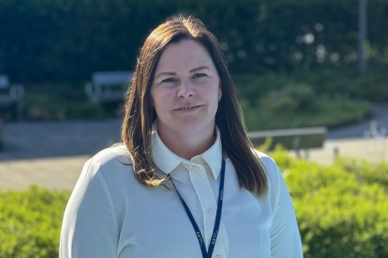 Mona Røkke, nærbilde i en park