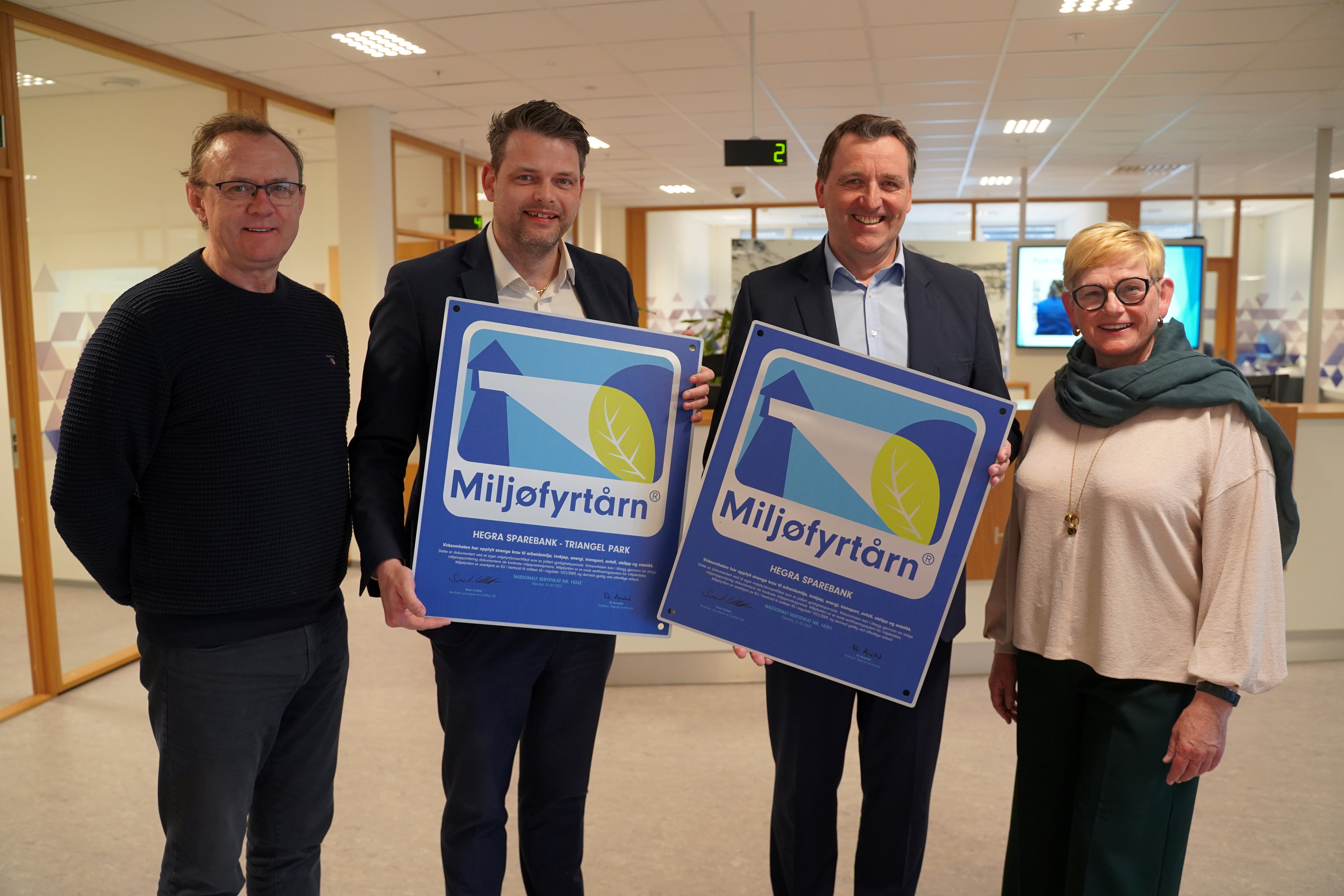 Bilde fra overrekkelsen av plaketter ved sertifisering av Miljøfyrtårn.