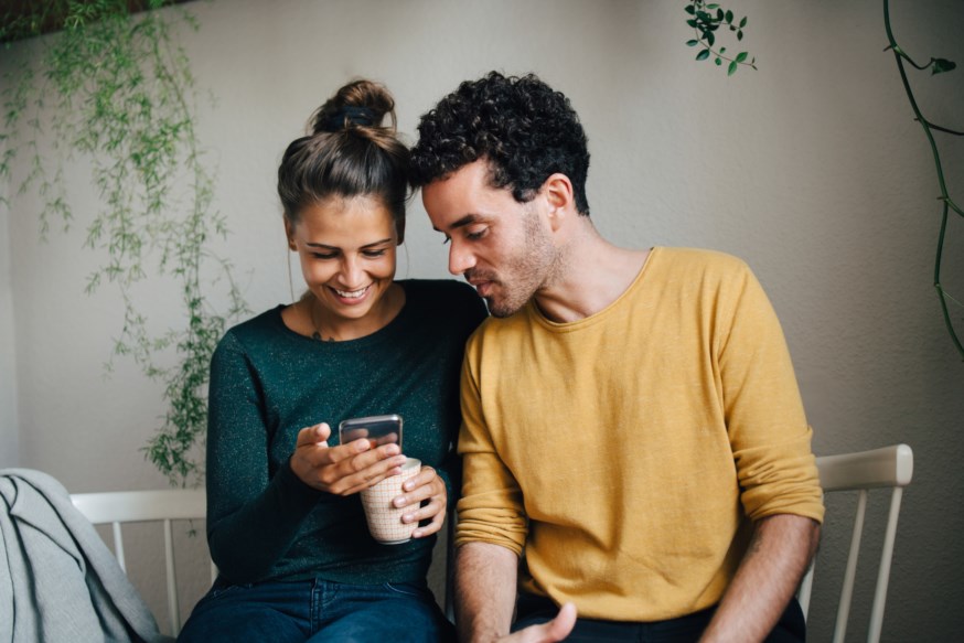 Mann og dame ser sammen på en mobiltelefon