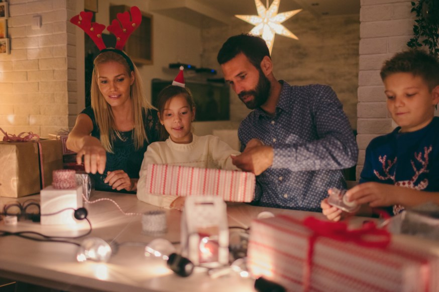 familie pakker julegaver